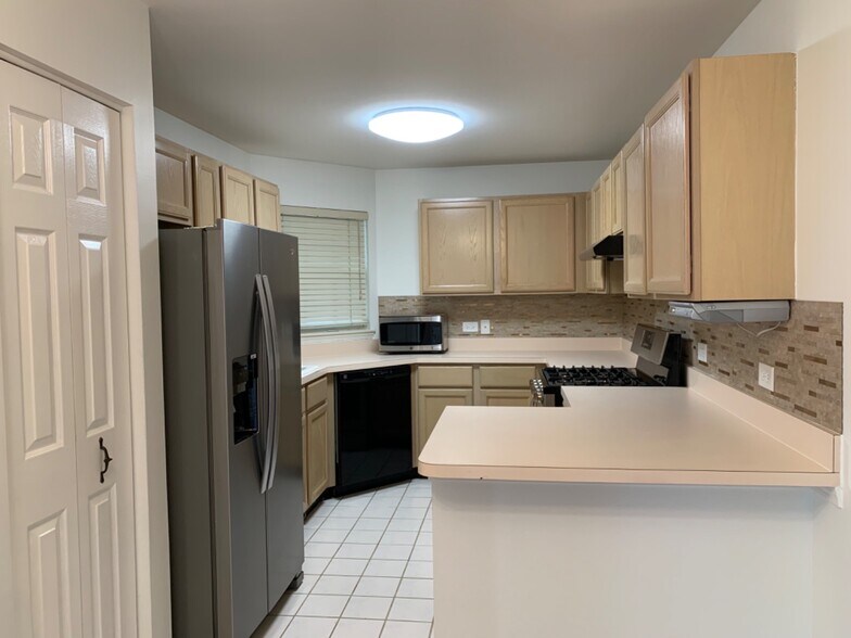 Building Photo - 1098 Camden Ct