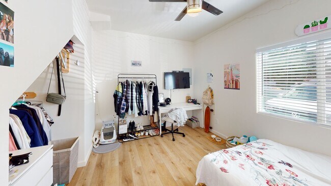 Building Photo - Private turfed yard!