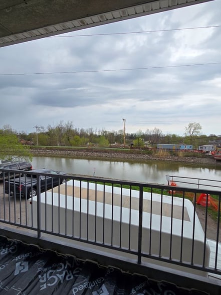 Building Photo - 2 Main St