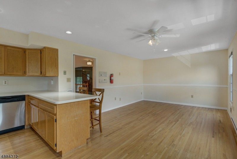 kitchen - 4 Dearburn Ct