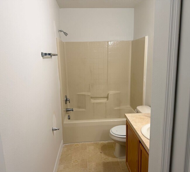 Building Photo - Large 2-Story 4 Bedroom 2.5 Bathroom House w/ Fenced in Yard - For Rent