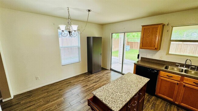 Building Photo - 4007 Hunter's Ridge Dr