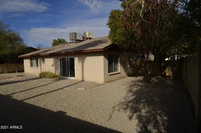 Building Photo - 2107 W El Alba Way