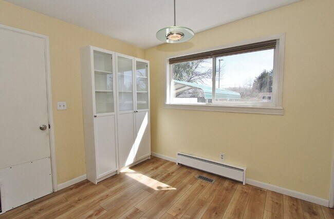 Building Photo - Charming Single-Level Home on Cul-de-sac