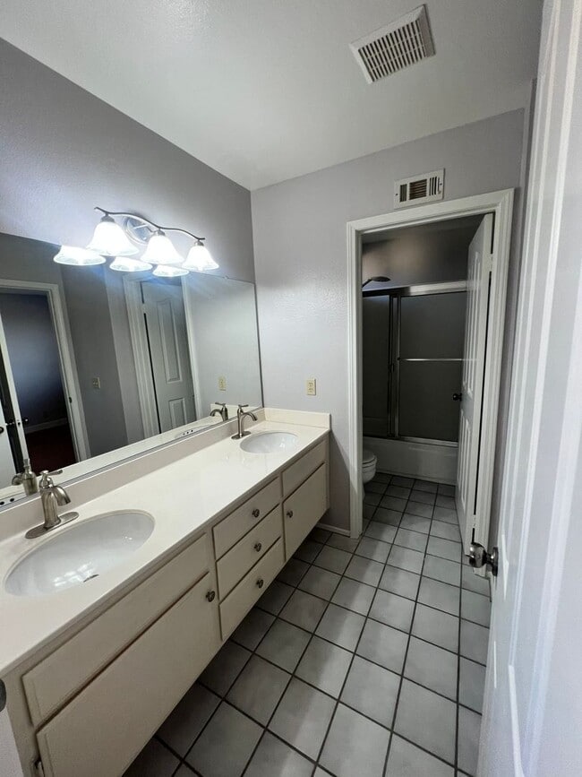 Building Photo - West Ventura - Gorgeous updated three bedroom, 2.5 bath home in Brock Hills