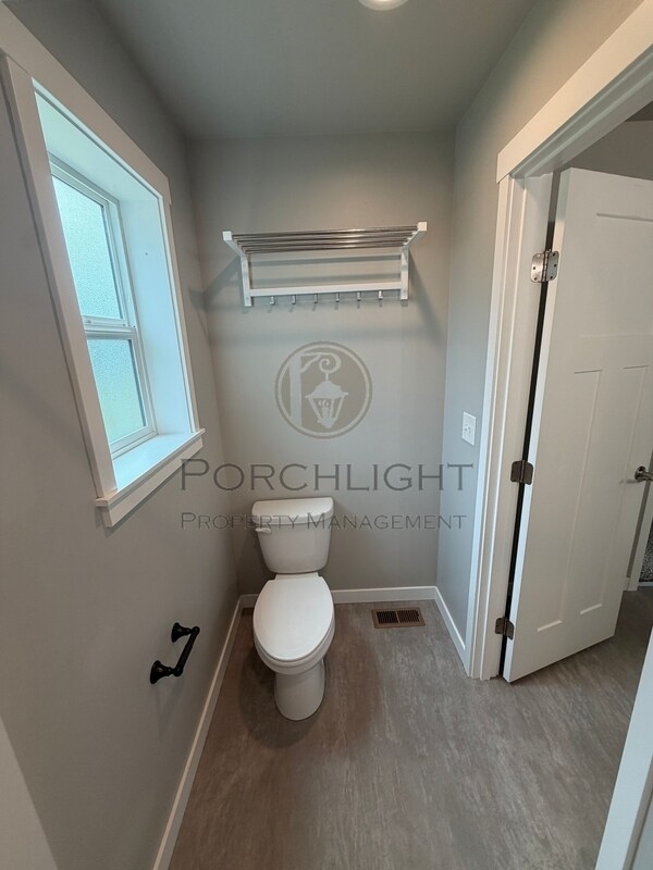 Building Photo - 2102 Snowbush St