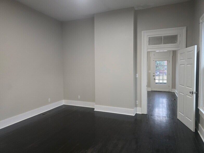 Building Photo - 854 Milton St
