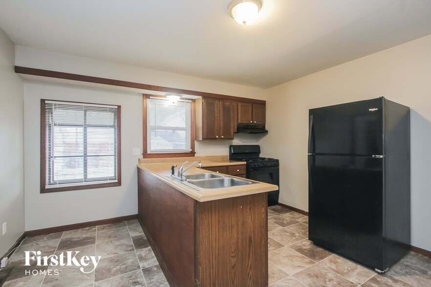 Building Photo - 311 N Boehning St