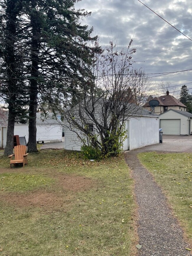 Building Photo - AVAILABLE JUNE 1ST -4 bed/ 2 bath Home Near Campus!