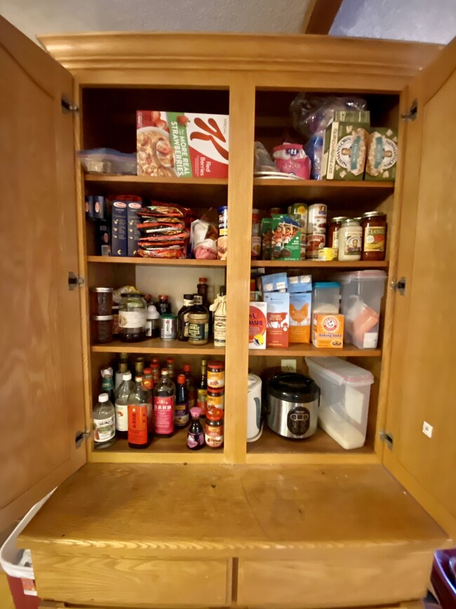 large pantry in kitchen - 98-500 Koauka Loop