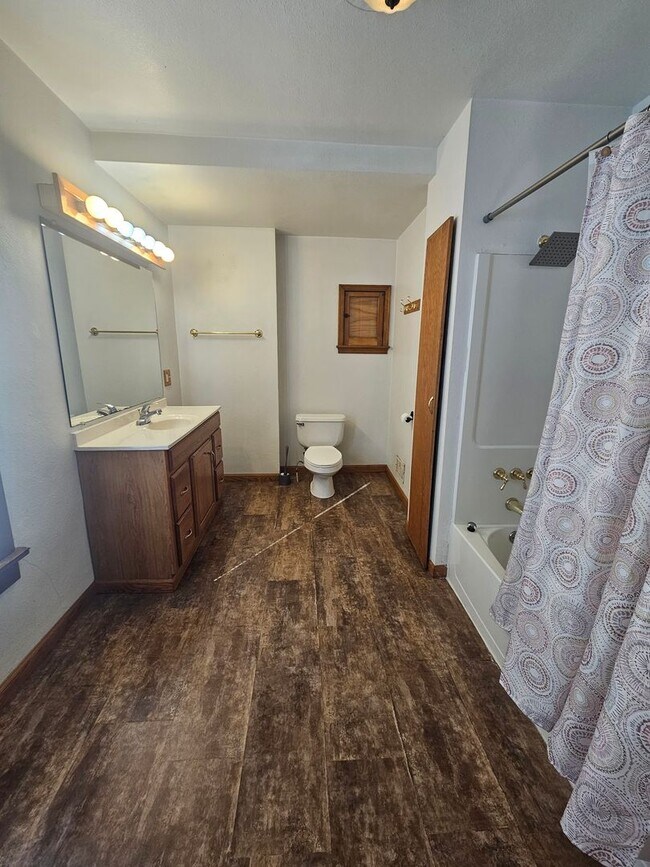 Building Photo - 1-603 1/2 N Superior Ave