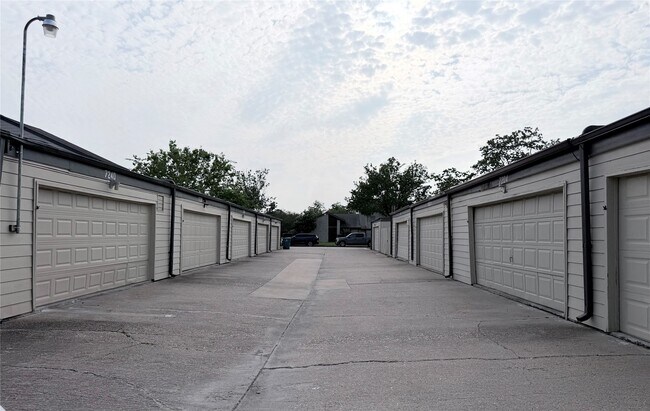 Building Photo - 7202 S Dairy Ashford Rd