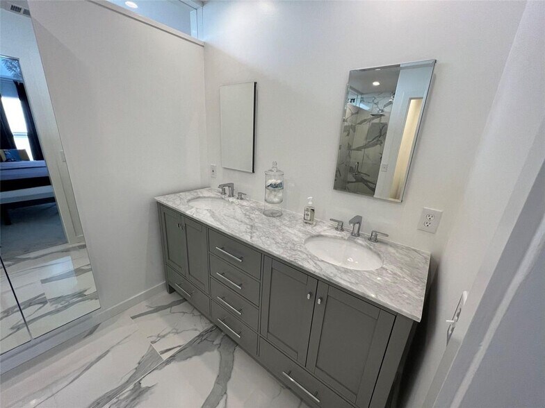 Building Photo - 2809 Crawford St