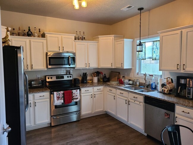 Building Photo - 4 Bed, 2.5 Bath located in The Village in Folkstone Community - Holly Ridge