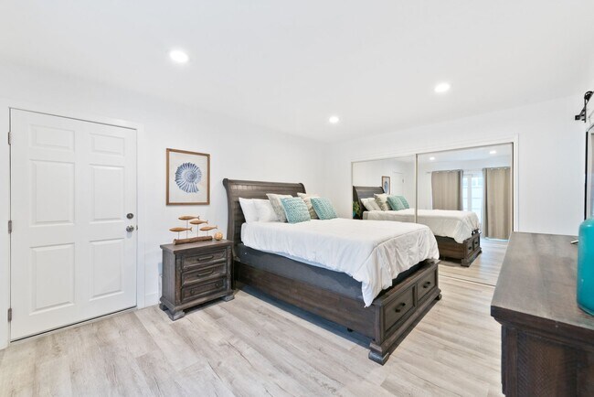 Building Photo - Fully Furnished, Oceanfront Boardwalk in Newport Beach