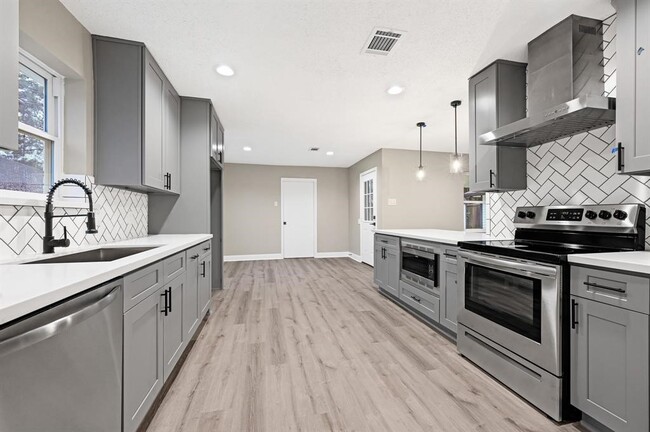 Building Photo - 5730 Old Lodge Dr