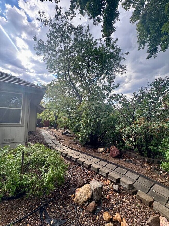 Building Photo - Spacious 3 Bed + Office | 3 Bath | 3-Car G...