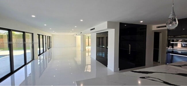 Building Photo - 406 Holiday Dr