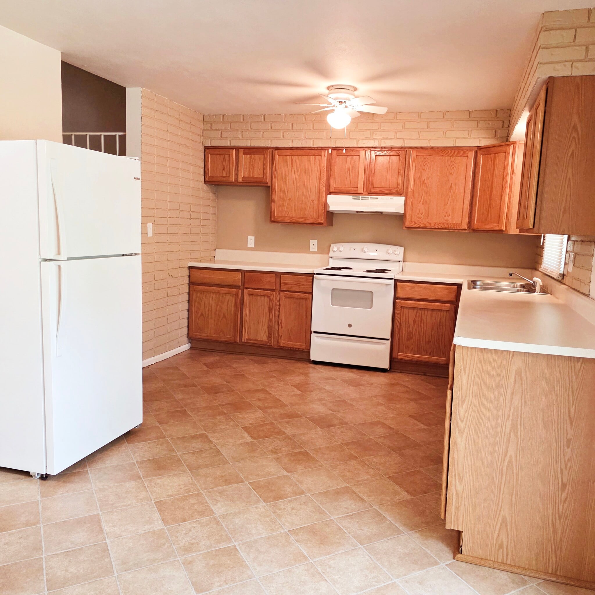 Kitchen - 5205 N Montclair Ave