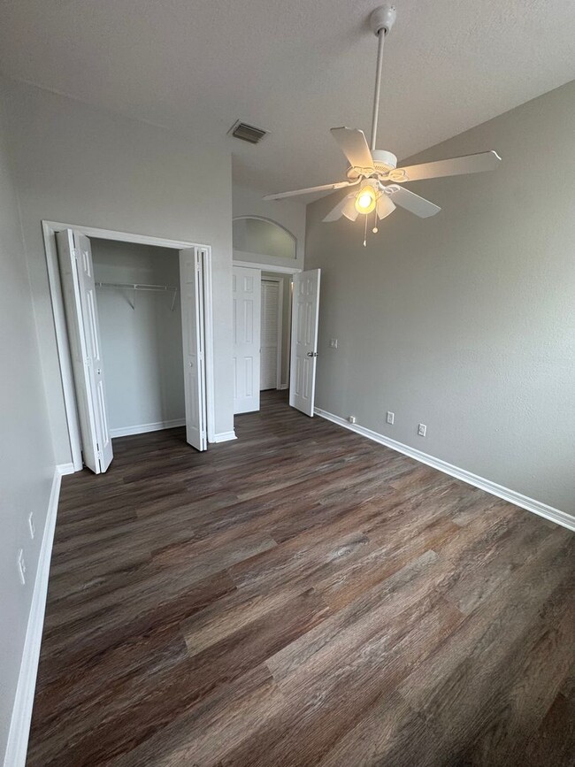 Building Photo - 3 BD / 2BA WATER VIEW CARRIAGE TOWNHOME