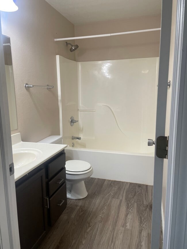 Building Photo - 1351 E Oakland St