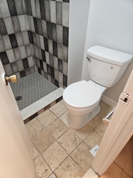 primary bdrm bath - 7821 Bradford St