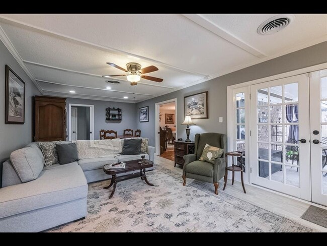 Building Photo - 9910 Pine Lake Dr