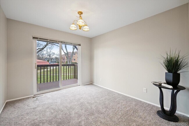 Living room - 42536 Woodward Ave