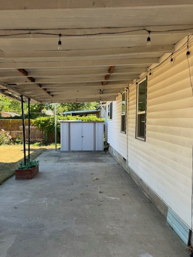 Building Photo - SINGLE LEVEL HOME WITH SPACIOUS FENCED IN YARD