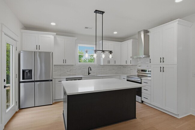 Building Photo - Spacious 5-Bedroom with Fenced Yard & Modern Amenities