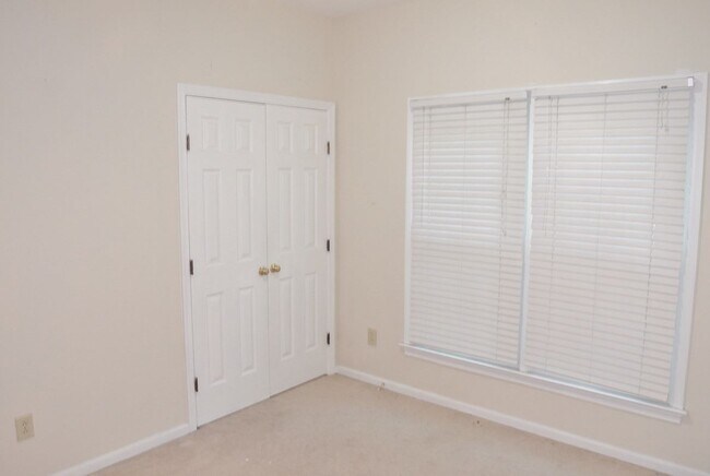 Building Photo - 2036 Hen House Dr