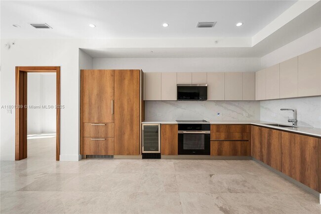 Building Photo - 701 Valencia Ave