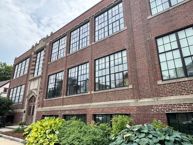 Building Photo - 20-26 Sunnyside St
