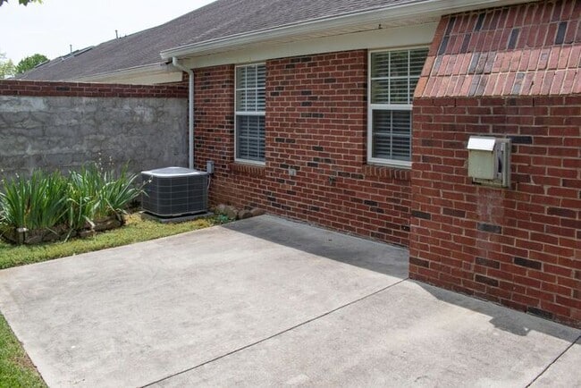 Building Photo - Updated 2BR 2.5BA Home w/ Lake Access • New Countertops • Patio in Farragut