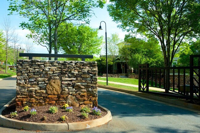 Building Photo - 3 Bedroom Townhouse Style Apartments END U...