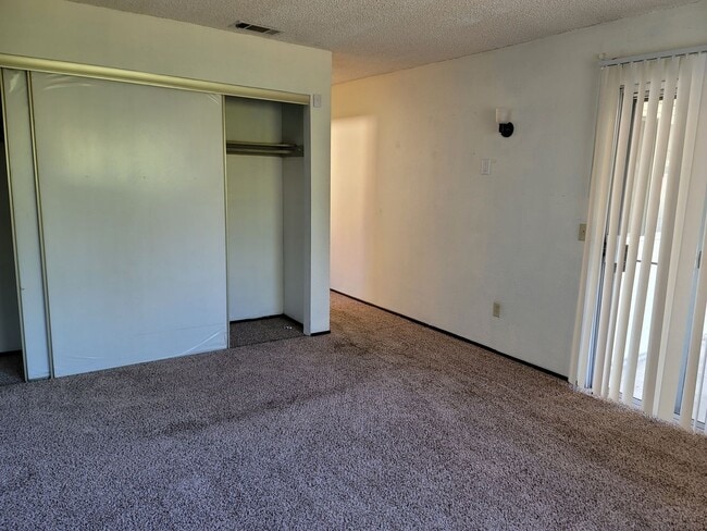 Building Photo - 1031 Fallbrook Dr