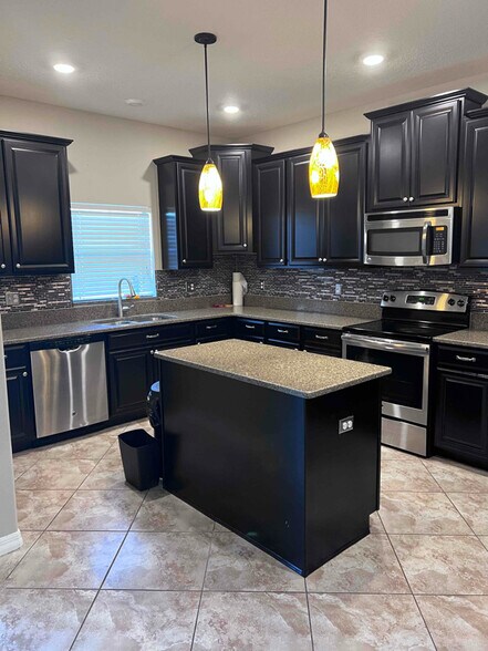Primary Photo - 10808 Whitecap Dr