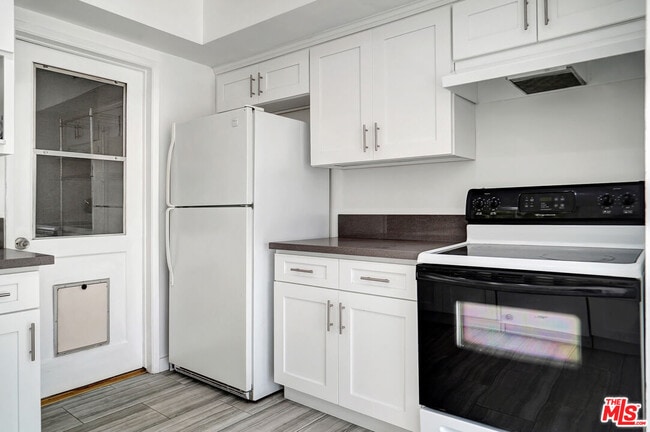 Building Photo - 10823 Camarillo St