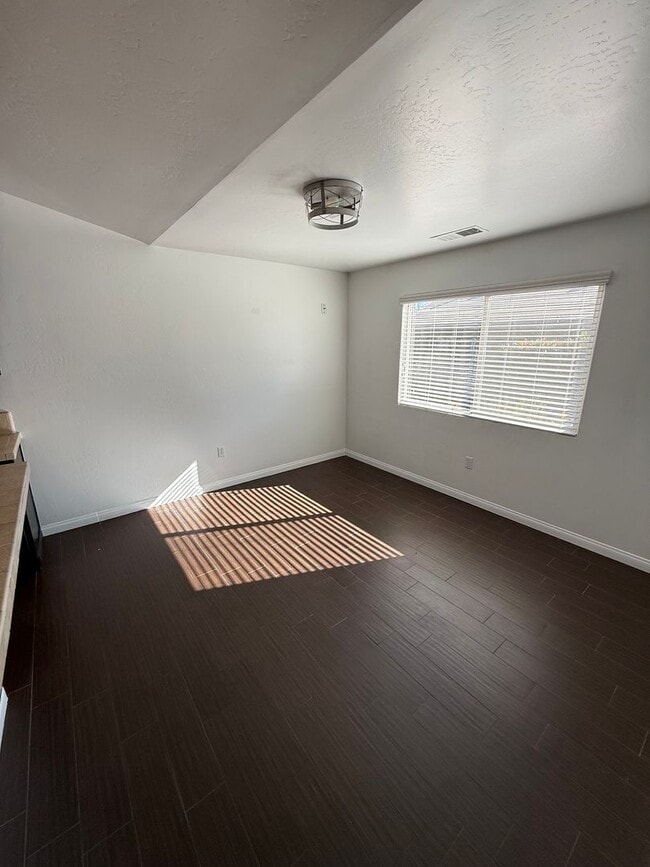 Building Photo - Spacious 4 bed 2 Bath in Desirable NW Bakersfield