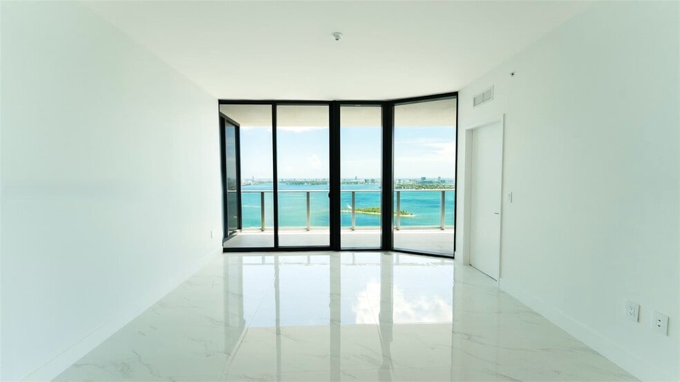 Building Photo - 700 NE 24th St