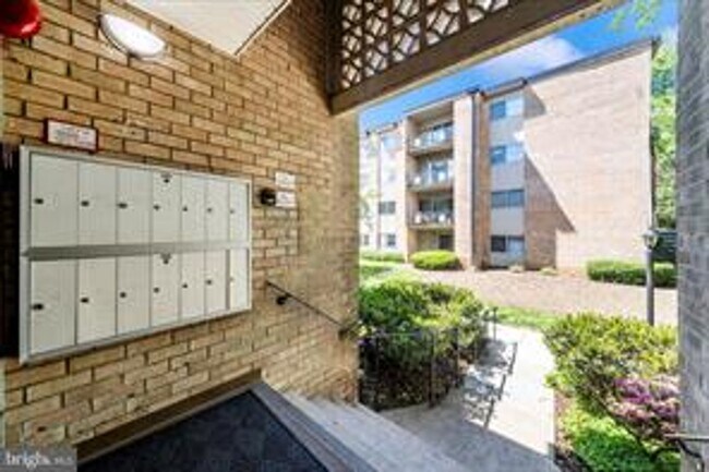 Building Photo - TOP FLOOR CONDO WITH QUIET VIEW