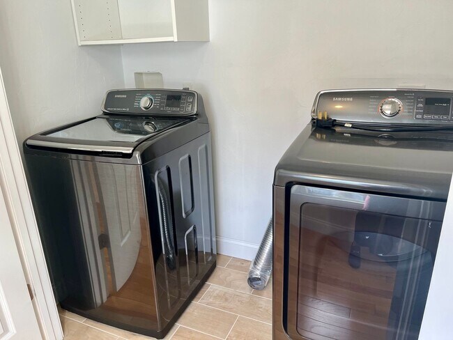 Building Photo - Lawton Lane Management