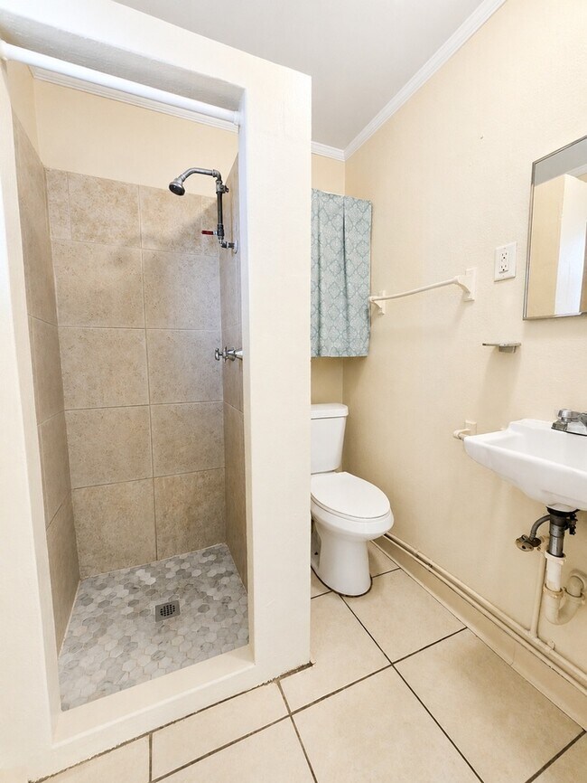 Building Photo - Convenient Downtown Living in a Bright and Comfortable 1-Bedroom Studi