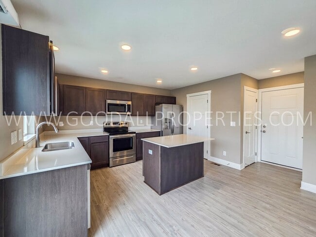 Building Photo - 4-Bedroom, 3.5-Bath Home with Walkout Finished Basement in Norwalk