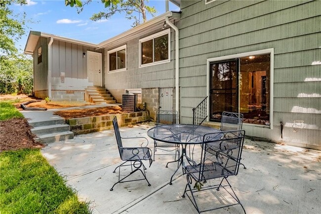 Building Photo - 2563 Beverly Hills Dr