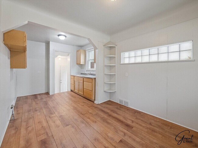 Building Photo - 3 bedroom  1.5 bath bungalow - $1200