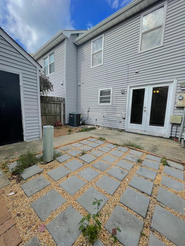 Building Photo - Charming 3-Bedroom, 1.5-Bathroom Townhome ...