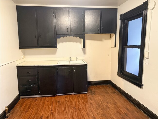 Building Photo - 6-7 Calihan Park