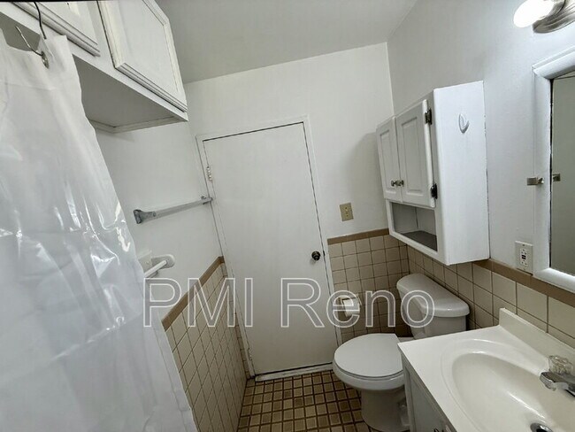 Building Photo - 335 Denslowe Dr