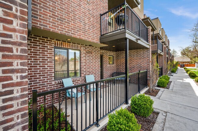 Front Patio - 1421 E Komenda Way